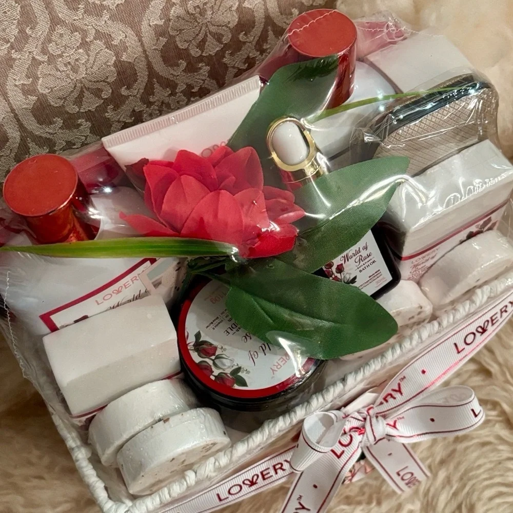 Brand New Valentine's Day Gift 35-Piece Red Rose Bath & Body Spa Set Self-Care